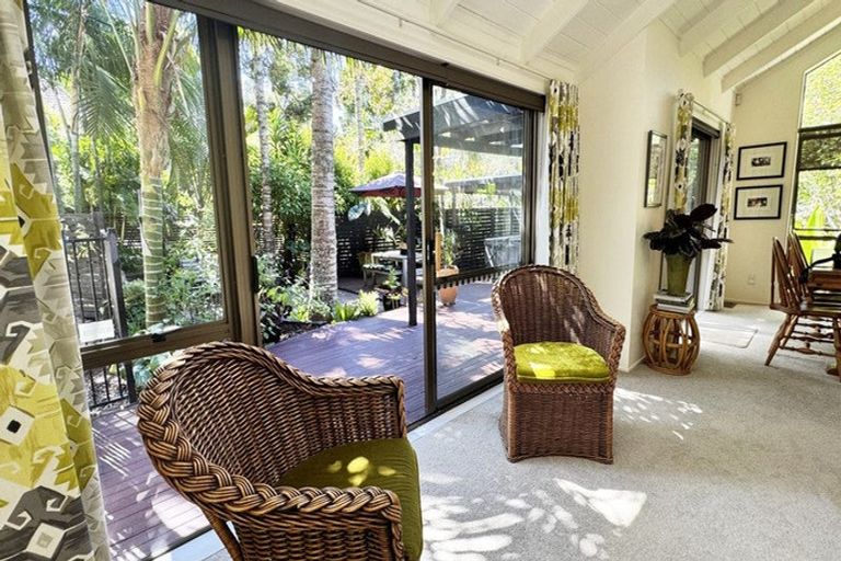 Photo of property in 11 Fitzpatrick Place, Chatswood, Auckland, 0626
