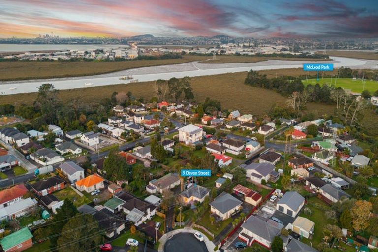 Photo of property in 9 Devon Street, Te Atatu South, Auckland, 0610