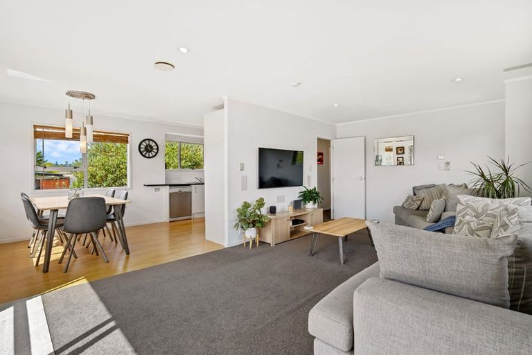 Photo of property in 16 Arlette Place, Massey, Auckland, 0614