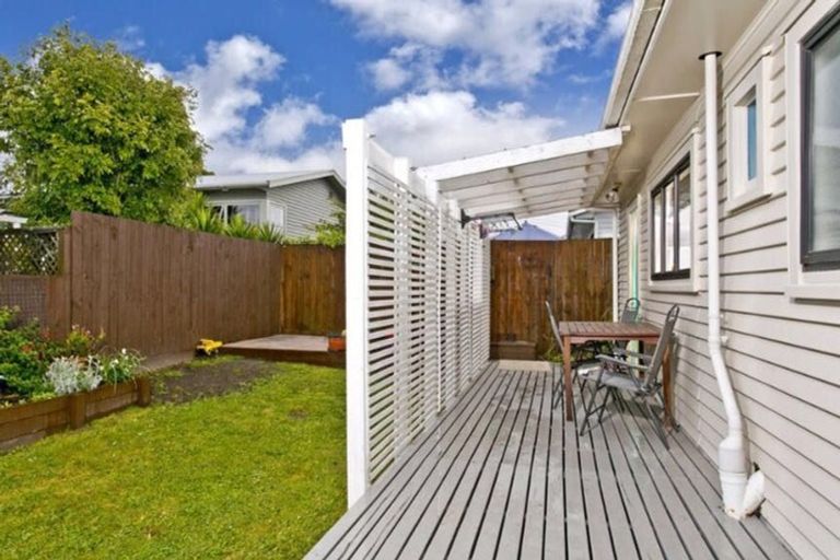Photo of property in 2/25 Sunnyfield Crescent, Glenfield, Auckland, 0629