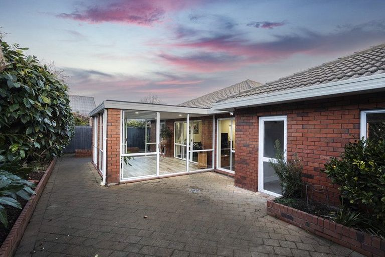 Photo of property in 2/3 Inglewood Place, Avonhead, Christchurch, 8042