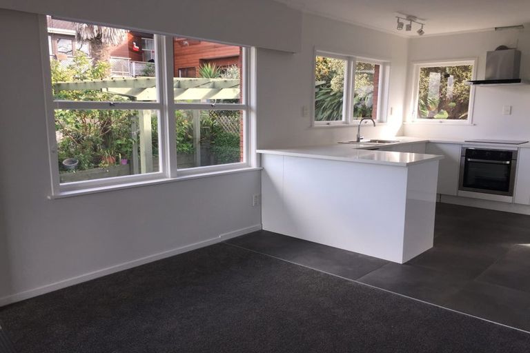 Photo of property in 3/6 East Coast Road, Milford, Auckland, 0620