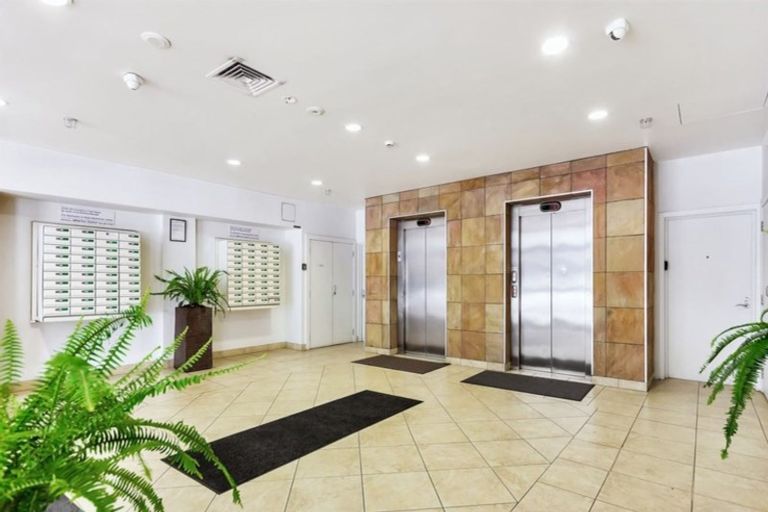 Photo of property in 2/32 Spencer Road, Pinehill, Auckland, 0632