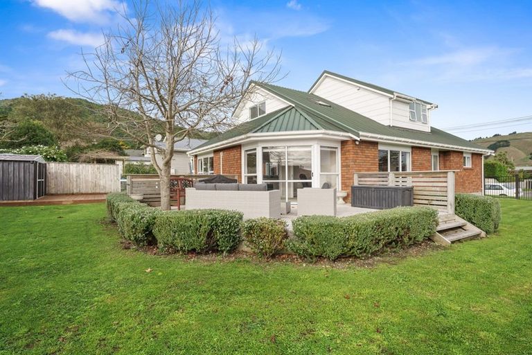 Photo of property in 25 Utauta Street, Waikanae, 5036