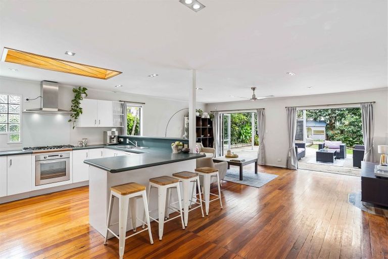 Photo of property in 16 Creamer Avenue, Belmont, Auckland, 0622