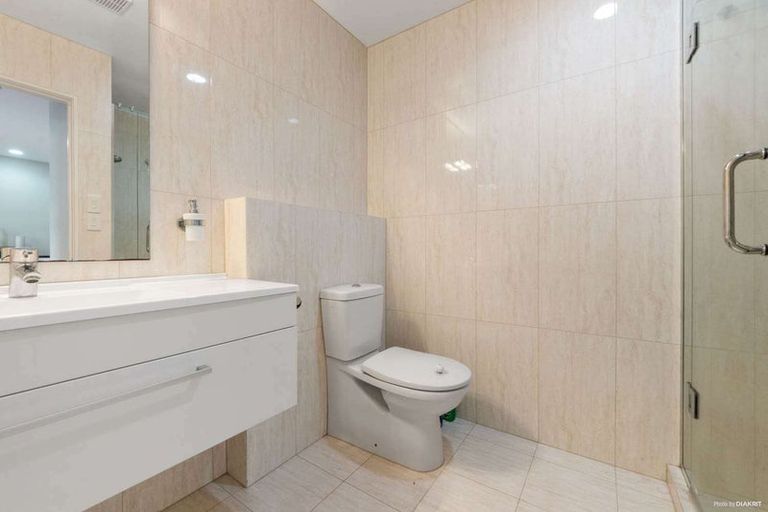 Photo of property in 71 Rising Parade, Fairview Heights, Auckland, 0632