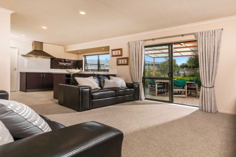 Photo of property in 13 Admirals Court Drive, Greenhithe, Auckland, 0632