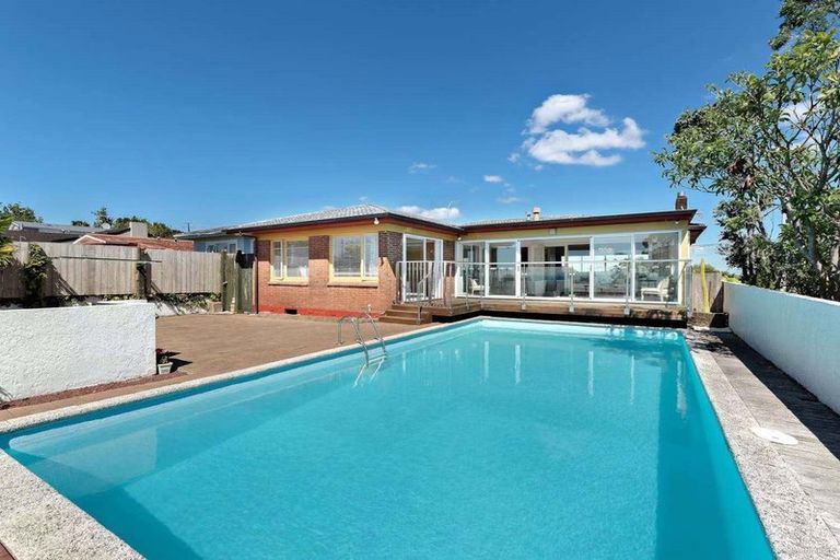 Photo of property in 479 East Coast Road, Murrays Bay, Auckland, 0630