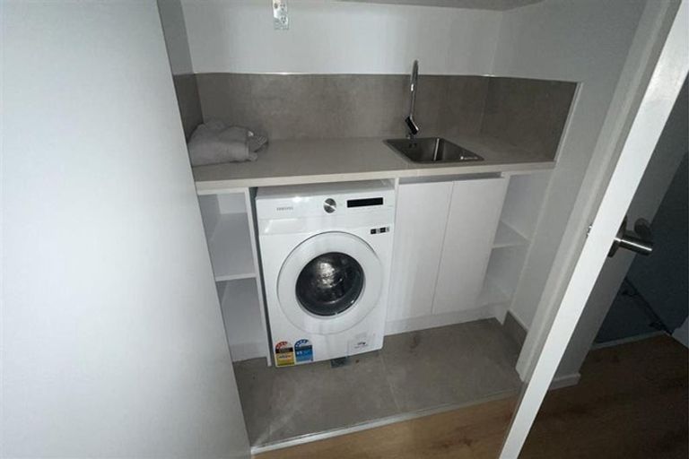 Photo of property in 2/28 Croydon Road, New Lynn, Auckland, 0600