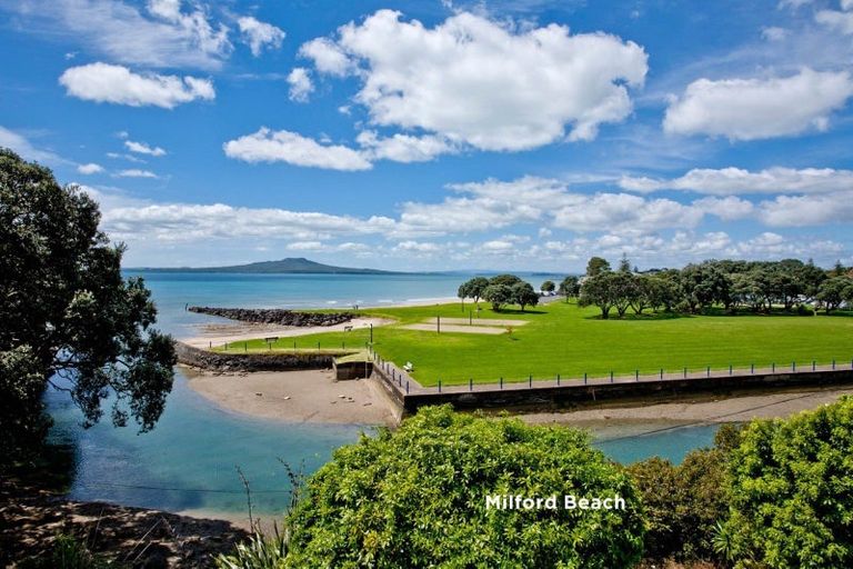Photo of property in 194 East Coast Road, Forrest Hill, Auckland, 0620