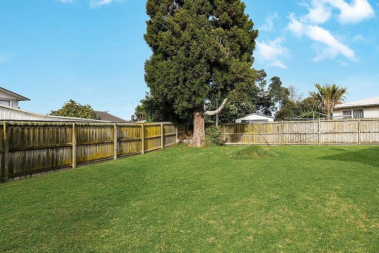 Photo of property in 59 Divich Avenue, Te Atatu South, Auckland, 0610