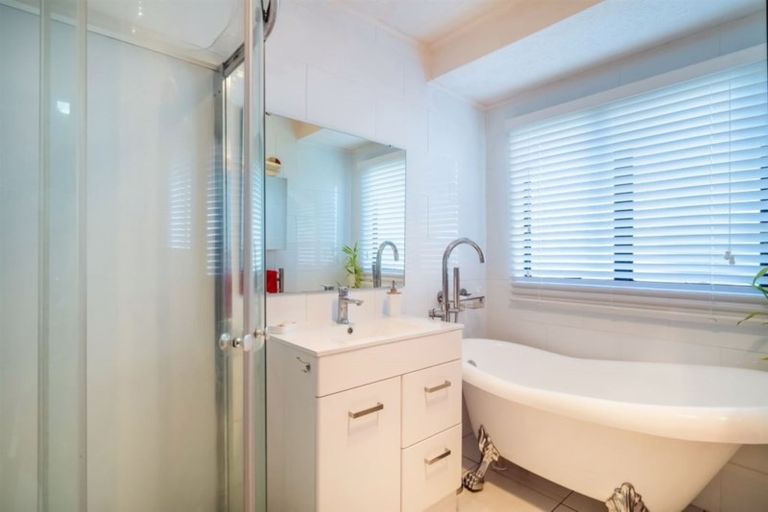 Photo of property in 1/10 Remus Place, Totara Vale, Auckland, 0629