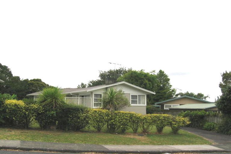 Photo of property in 14 Aplin Place, Birkdale, Auckland, 0626