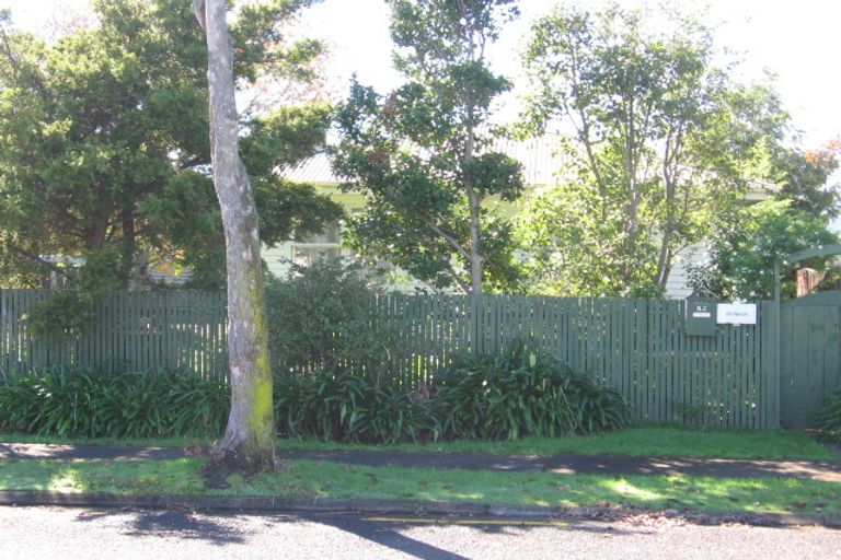 Photo of property in 82 Edgewater Drive, Pakuranga, Auckland, 2010