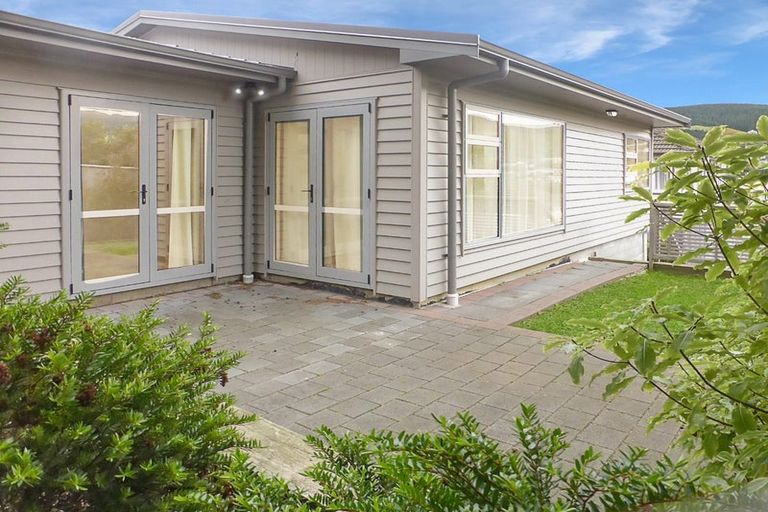 Photo of property in 87 Taylor Terrace, Tawa, Wellington, 5028