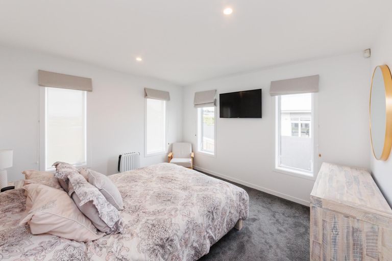 Photo of property in 23 Vaucluse Heights, Fitzherbert, Palmerston North, 4410