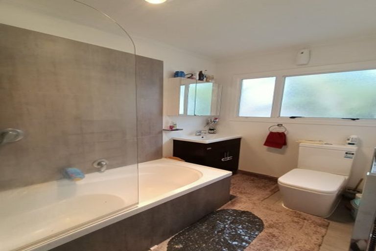 Photo of property in 2/527 Glenfield Road, Glenfield, Auckland, 0629