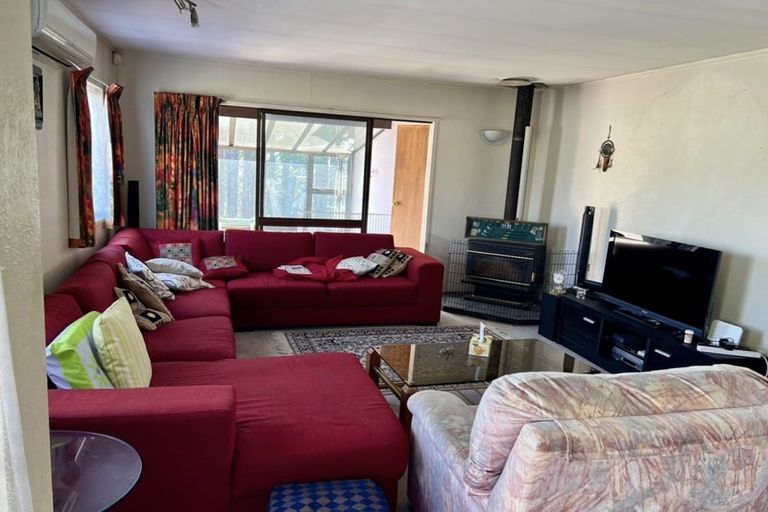 Photo of property in 41 Colchester Crescent, Newlands, Wellington, 6037