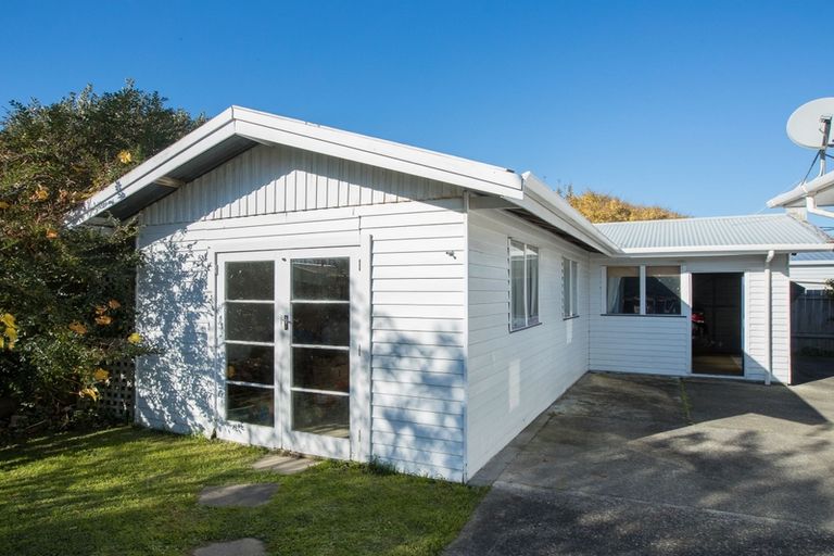 Photo of property in 19 Mokau Place, Terrace End, Palmerston North, 4410