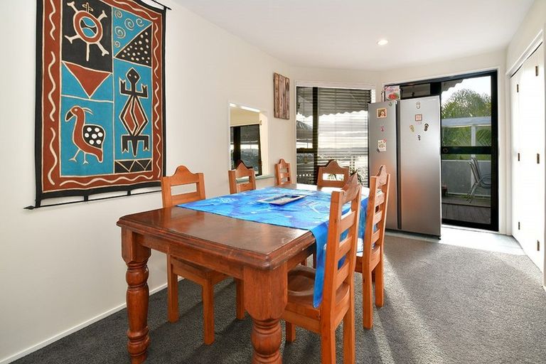 Photo of property in 68a Vipond Road, Stanmore Bay, Whangaparaoa, 0932