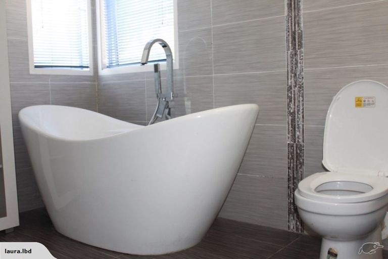 Photo of property in 29 Santiago Crescent, Unsworth Heights, Auckland, 0632