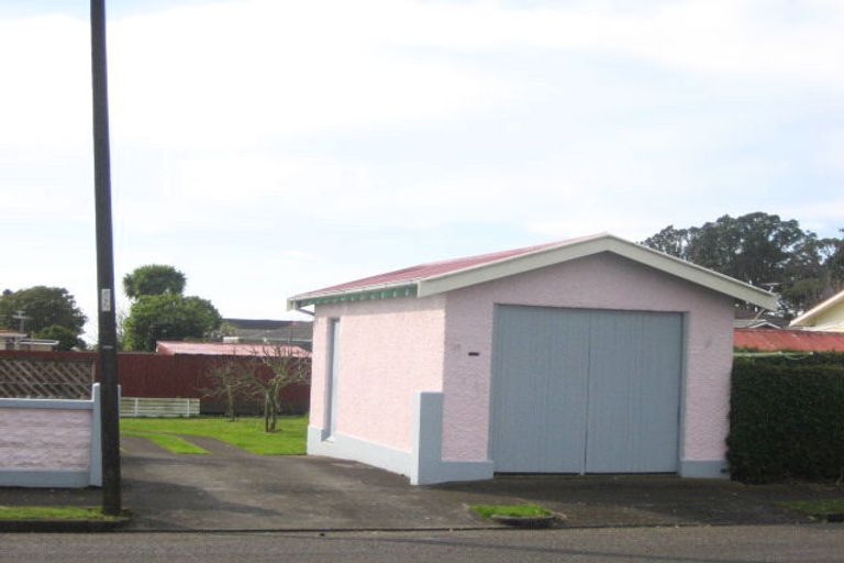 Photo of property in 6 Gladstone Road, New Plymouth, 4310