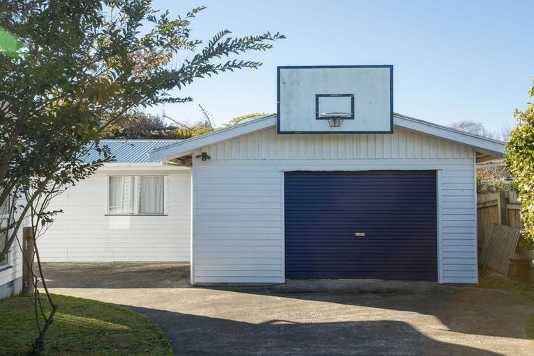 Photo of property in 19 Mokau Place, Terrace End, Palmerston North, 4410