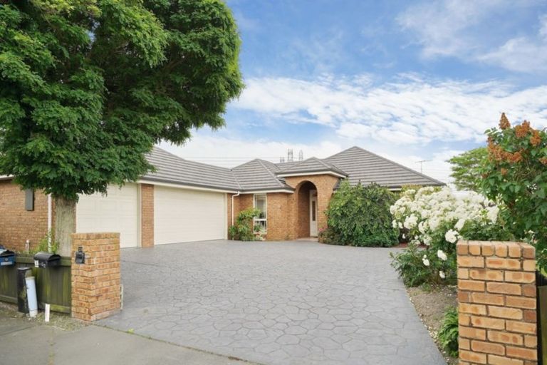 Photo of property in 15 Avon Gate, Russley, Christchurch, 8042