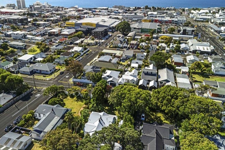 Photo of property in 90 Pendarves Street, New Plymouth, 4310