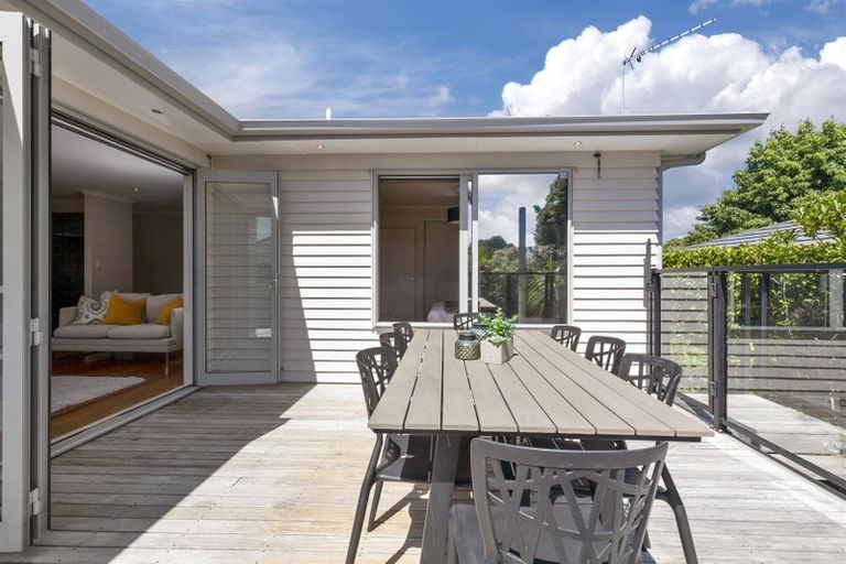 Photo of property in 2/12 Beatrice Avenue, Hillcrest, Auckland, 0627