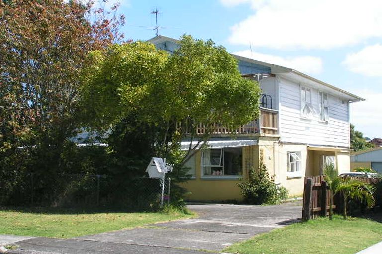 Photo of property in 27 Fairfax Avenue, Northcote, Auckland, 0627