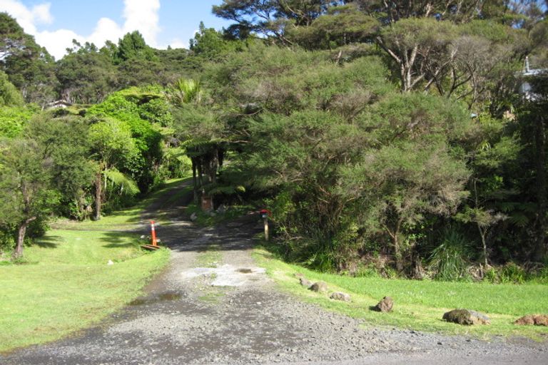 Photo of property in 66 Rauhuia Crescent, Parau, Auckland, 0604