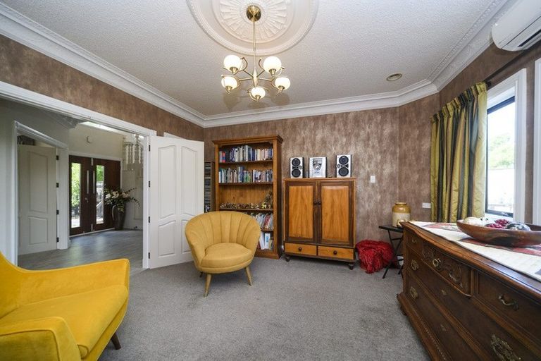 Photo of property in 21 Springdale Grove, Fitzherbert, Palmerston North, 4410