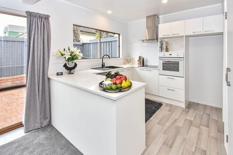 Photo of property in 2/8 Wood Street, Papakura, 2110