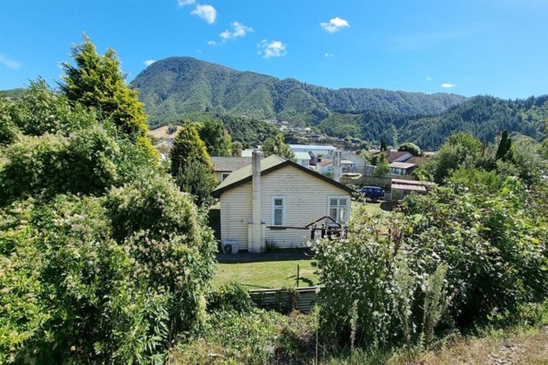 Photo of property in 53 Broadway, Picton, 7220