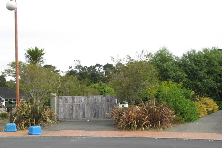 Property details for 32 Cloverfields Drive, Waimauku, 0812
