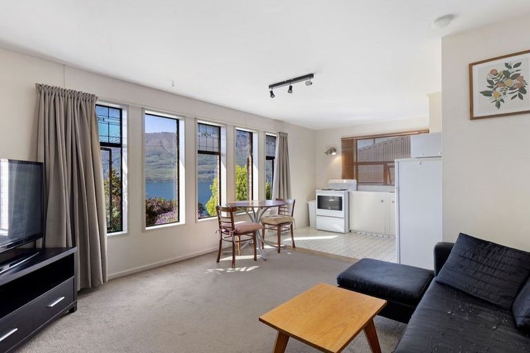 Photo of property in 10 Moss Lane, Sunshine Bay, Queenstown, 9300