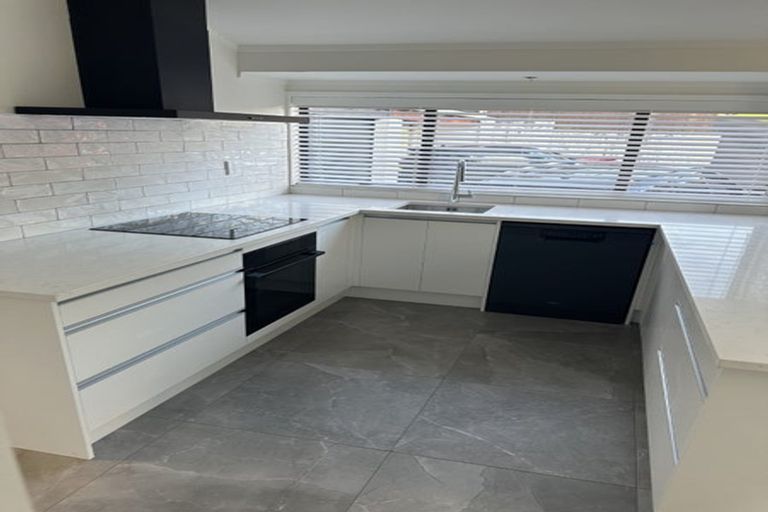 Photo of property in 2/6 Clare Place, Glenfield, Auckland, 0629