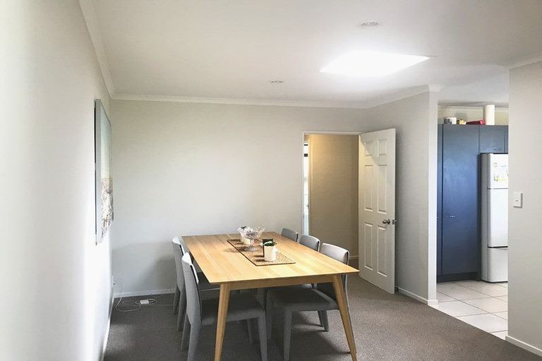 Photo of property in 1 Canonbie Place, East Tamaki Heights, Auckland, 2016