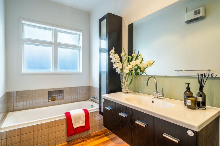 Photo of property in 32 Le Roy Terrace, Birkenhead, Auckland, 0626