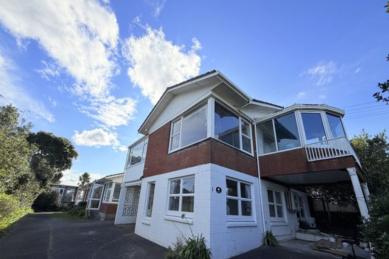 Photo of property in 1/166 East Coast Road, Forrest Hill, Auckland, 0620