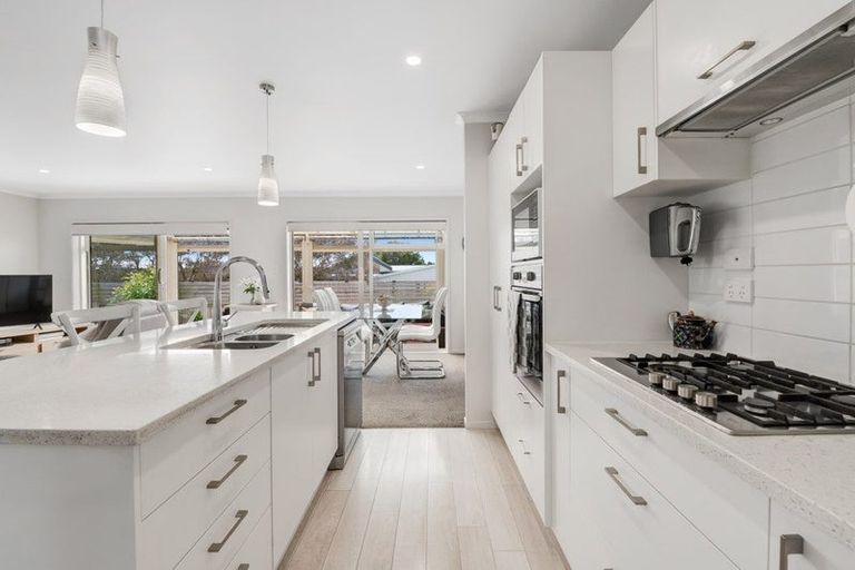 Photo of property in 8 Waitaha Close, Orewa, 0931