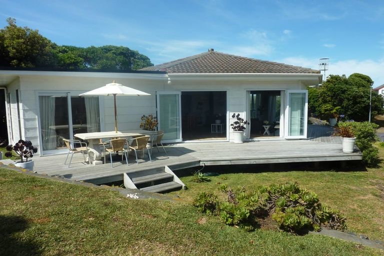 Photo of property in 9 Waiheke Street, Waikanae Beach, Waikanae, 5036