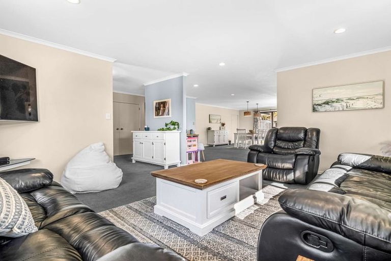 Photo of property in 12 Bella Villa Drive, Waiuku, 2123