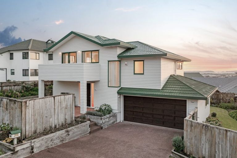 Photo of property in 1a Lobelia Rise, Goodwood Heights, Auckland, 2105