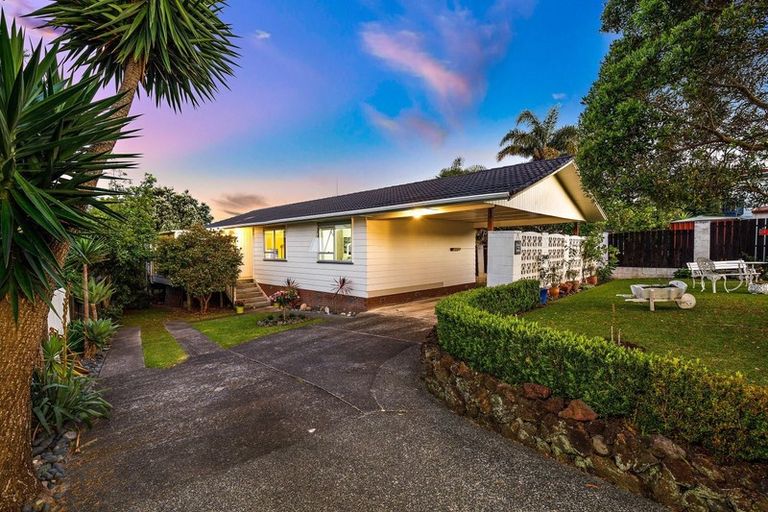 Photo of property in 2 Allington Road, Massey, Auckland, 0614