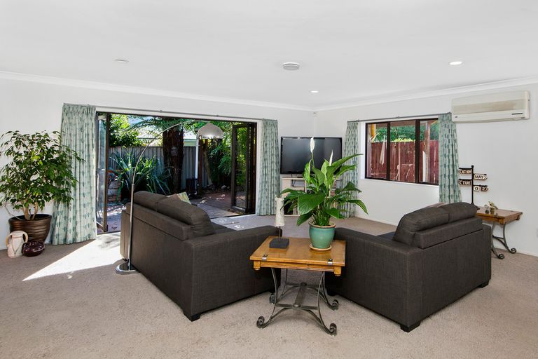 Photo of property in 2/27 Queen Street, Papakura, 2110