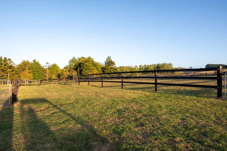 Photo of property in 903 Old North Road, Waimauku, 0882