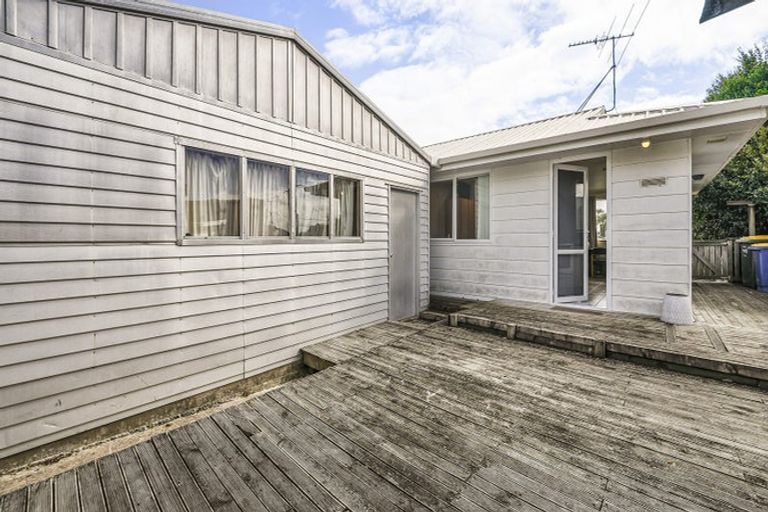 Photo of property in 59 Sylvan Crescent, Te Atatu South, Auckland, 0610