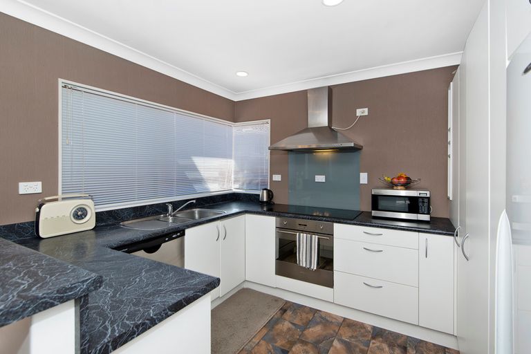 Photo of property in 2/27 Queen Street, Papakura, 2110